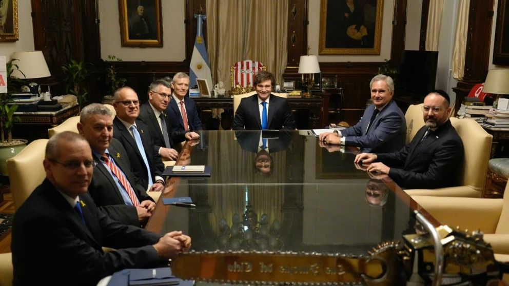 Javier Milei exhibió una camiseta de Estudiantes durante una reunión con funcionarios de Israel.