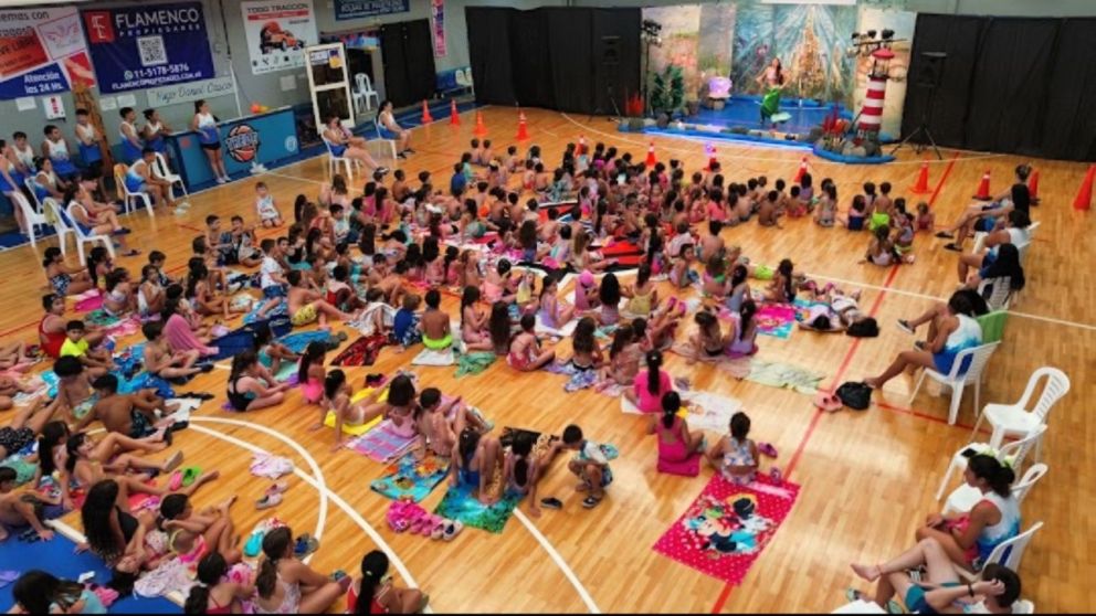 Los chicos se divierten y comparten actividades.