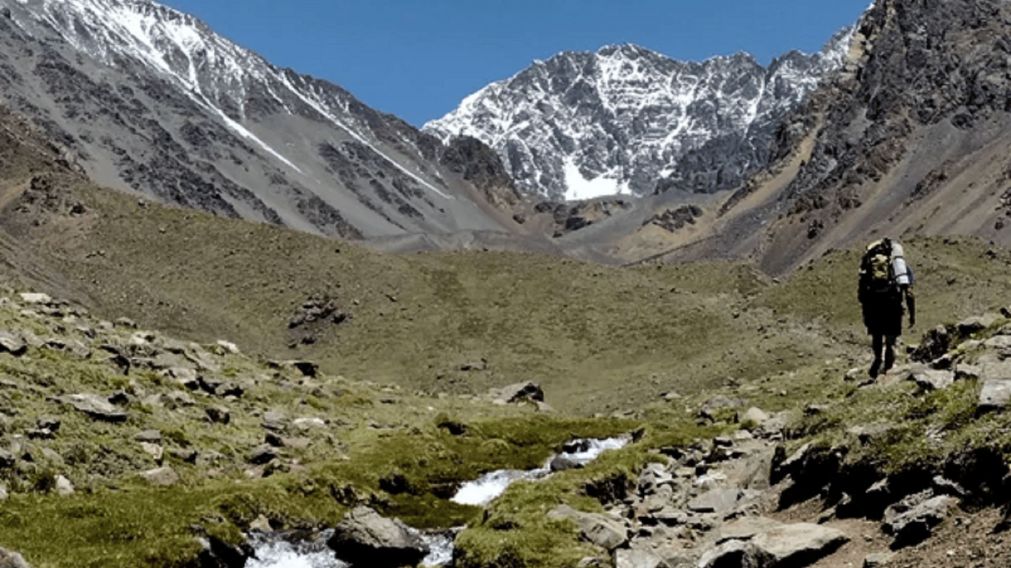 Senderistas ante la inmensidad de los Andes mendocinos, en una de las áreas naturales más impactantes del país.