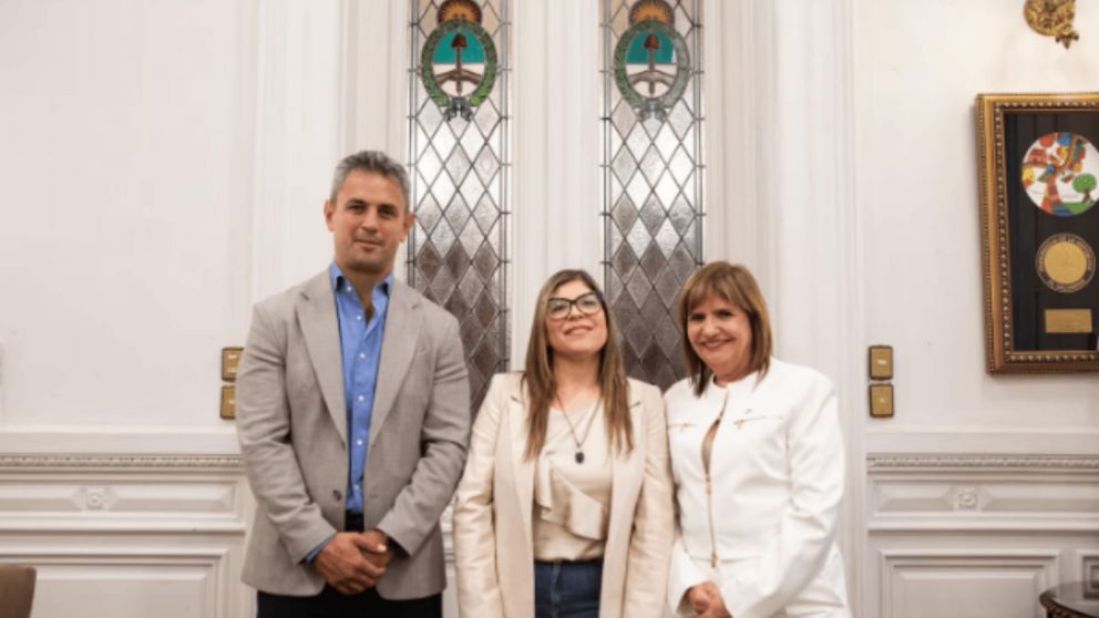 Verónica Razzini junto a Patricia Bullrich y Martín Menem.