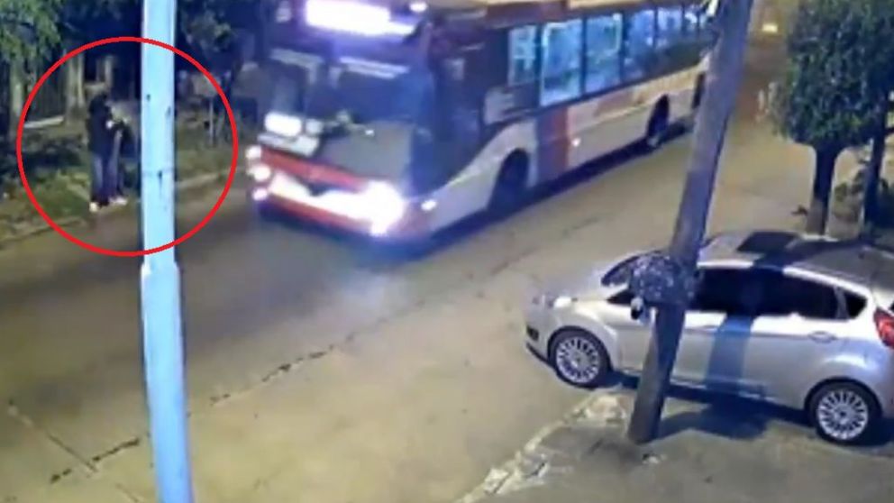 Así el chofer auxilió a la joven asaltada por un delincuente en La Tablada (Captura).