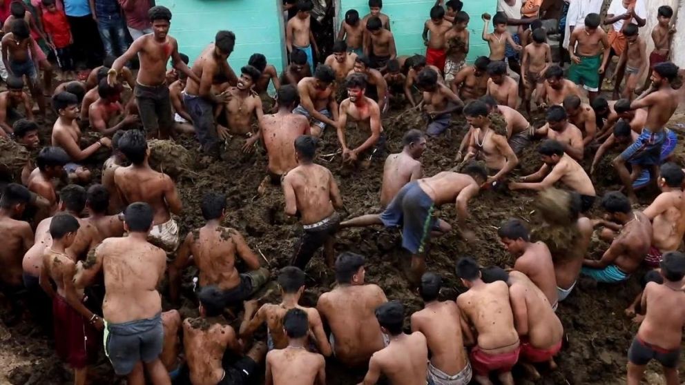 Entre caca, los hindúes celebran este particular festejo.