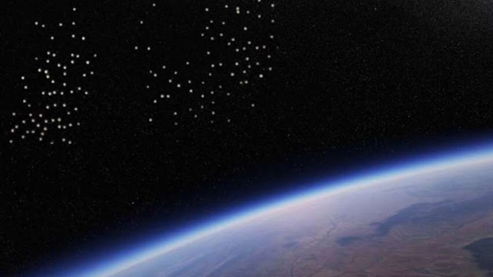 La Estación Espacial Internacional vuelve a grabar una flota de cientos de ovnis rumbo a la Tierra.