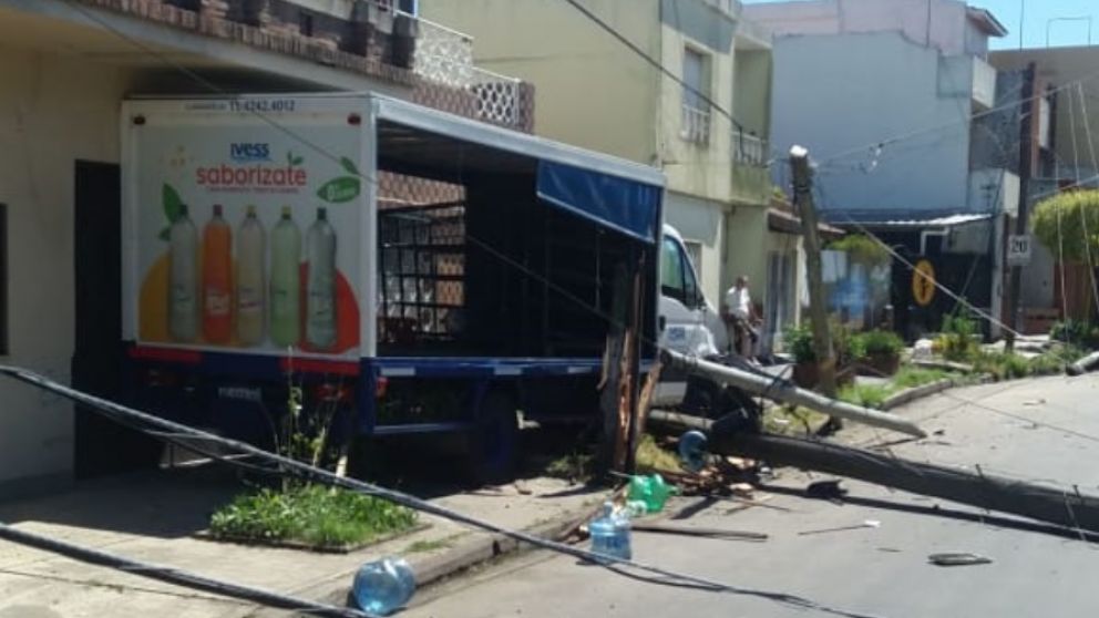 El camión robado por el delincuente finalizó incrustado en una vivienda, en la localidad de Villa Caraza.