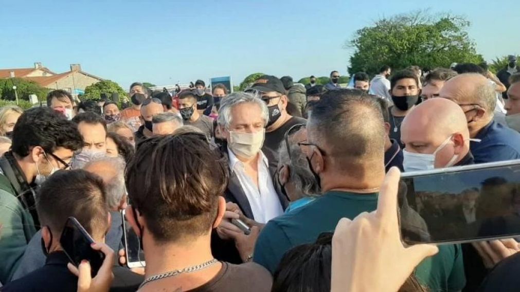 Fernández se sacó foto con los manifestantes y les agradeció el apoyo.