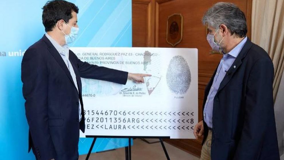 El ministro del Interior, Eduardo de Pedro, y el secretario de Malvinas, Antártida y Atlántico Sur de la Cancillería, Daniel Filmus, anunciaron que el DNI tendrá un mapa bicontinental.