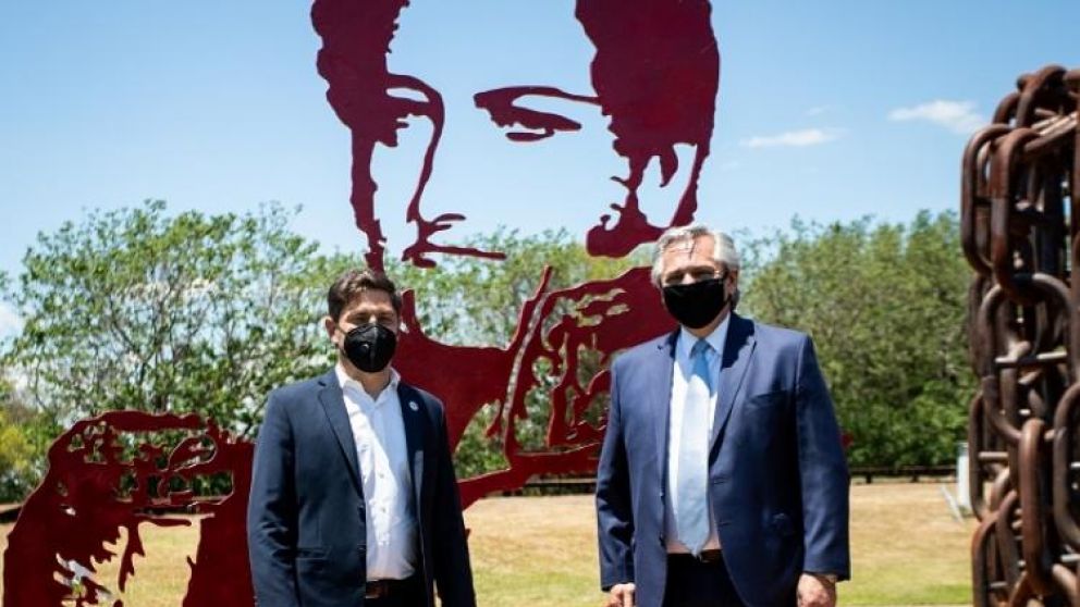 El gobernador bonaerense, Axel Kicillof y el Presidente en el monumento a Juan M. De Rosas.