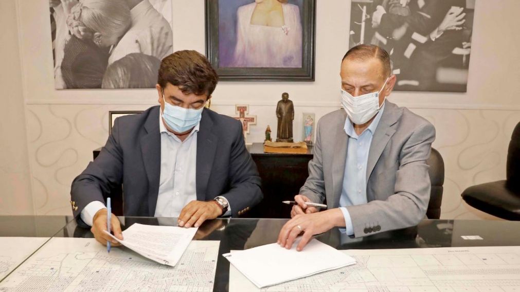 Fernando Espinoza y Gustavo Arrieta, durante la firma de convenios en La Matanza.