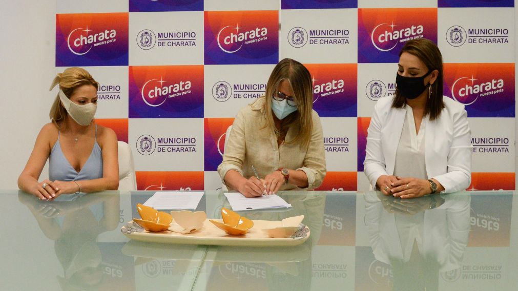 Fabiola Ya�ez firm� el convenio con con la intendenta Mar�a Luisa Chomiak.