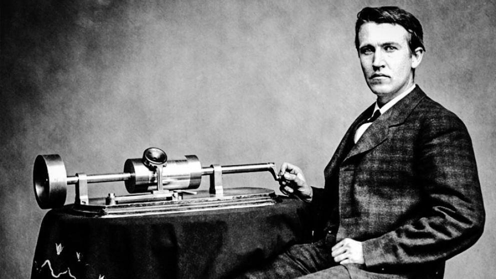 Thomas Edison y una de sus grandes creaciones: el fonógrafo.