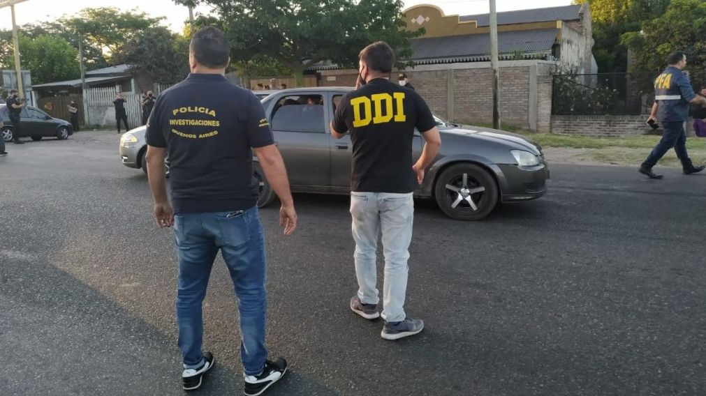Personal de la DDI de Lomas de Zamora participó de los allanamientos en el barrio Don Orione.