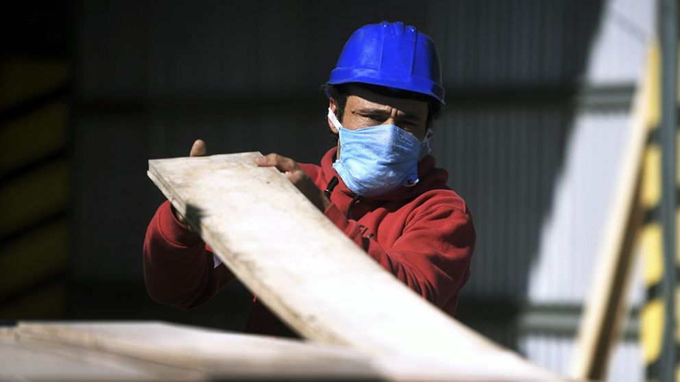 A través del Programa ATP, el Estado cubre la mitad del sueldo de los trabajadores (Télam).