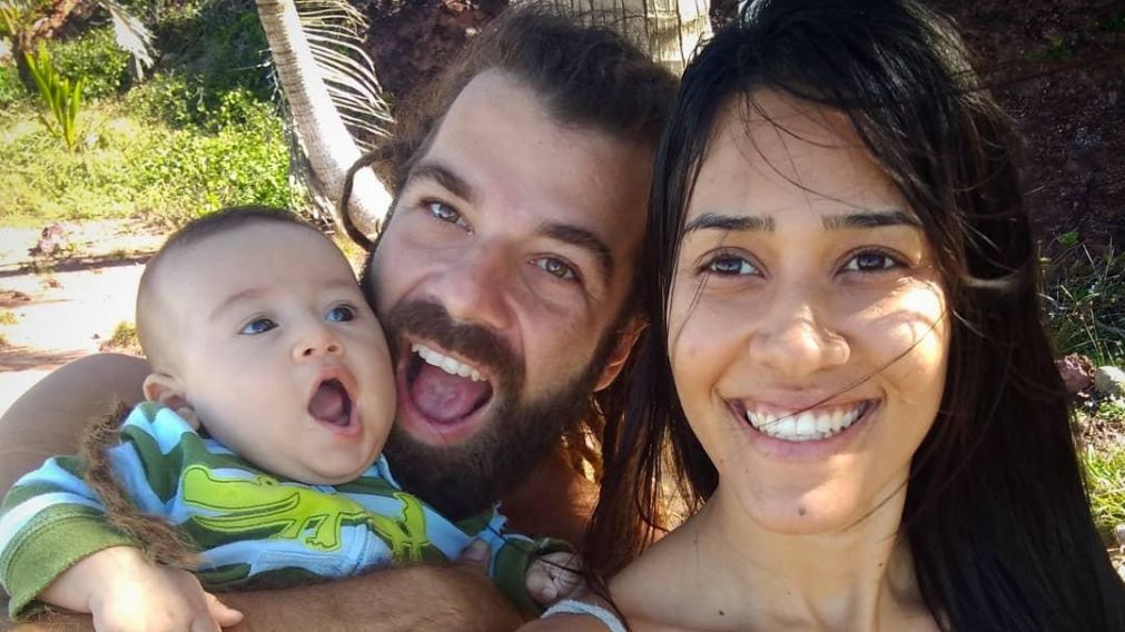 La joven familia murió por las graves heridas que le provocó la caída de las rocas (Instagram).