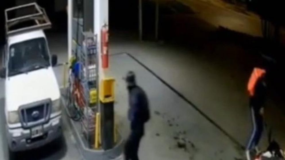 El falso "delivery" le disparó dos veces a la víctima (Captura de video).