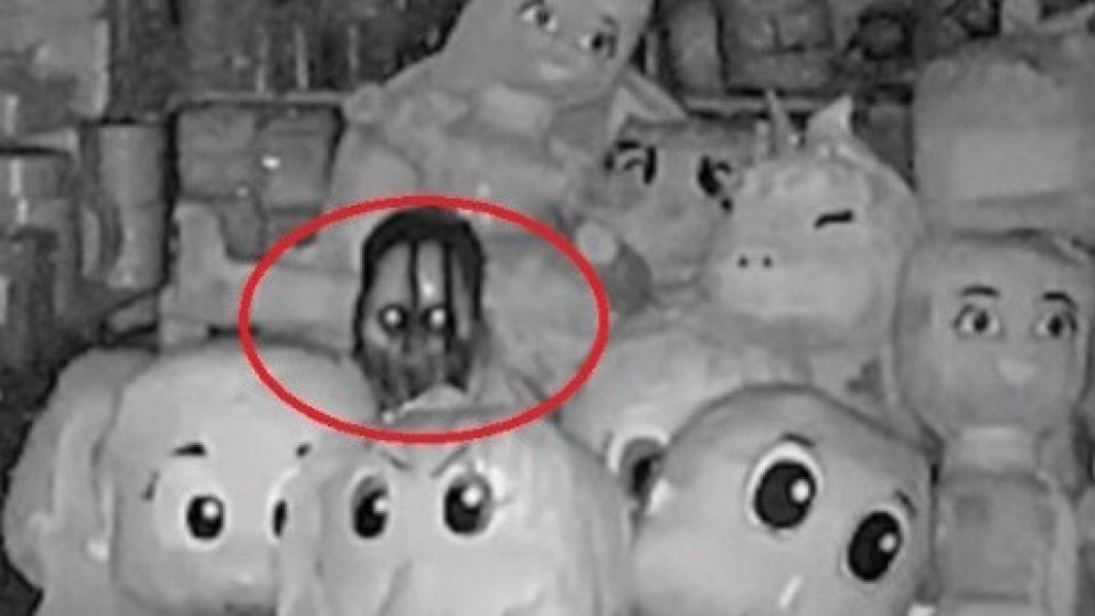 El dueño del local colocó cámaras de vigilancia las 24 horas para ver qué hace la muñeca maldita.