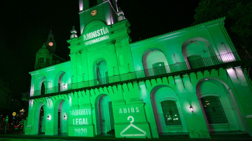 El Cabildo apareció iluminado de verde como parte de una movida de Amnistía Internacional Argentina (Gentileza @amnistiaar/Twitter).