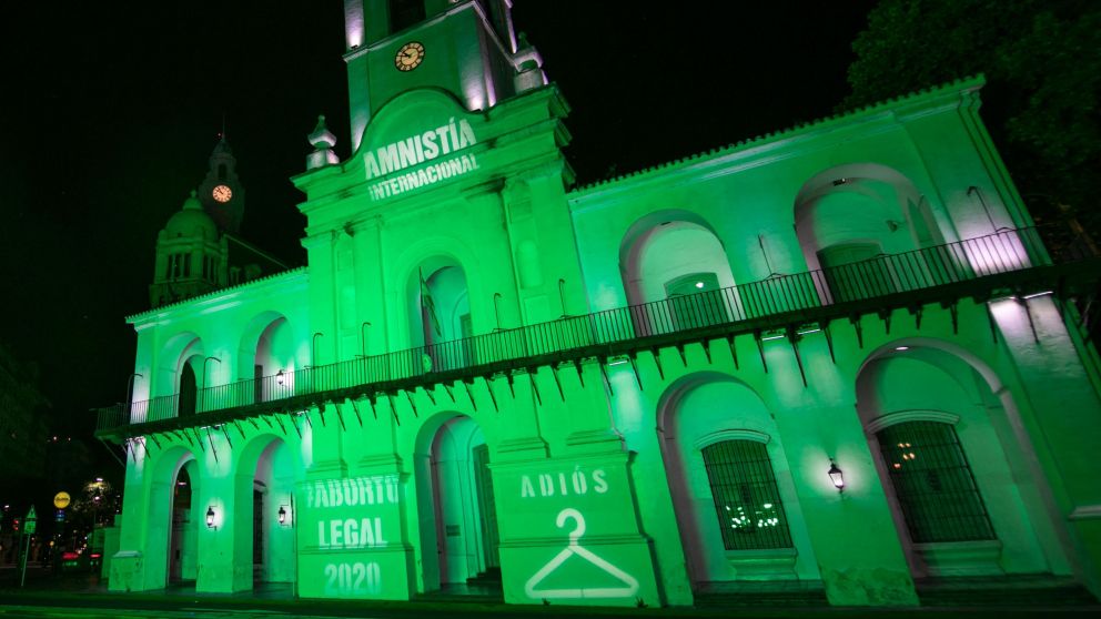 El Cabildo apareció iluminado de verde como parte de una movida de Amnistía Internacional Argentina (Gentileza @amnistiaar/Twitter).