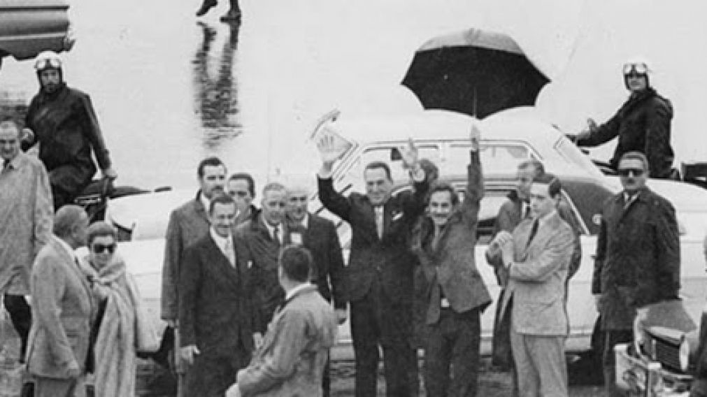 La imagen cl�sica de la vuelta, con el leal Ignacio Rucci teniendo el paraguas.