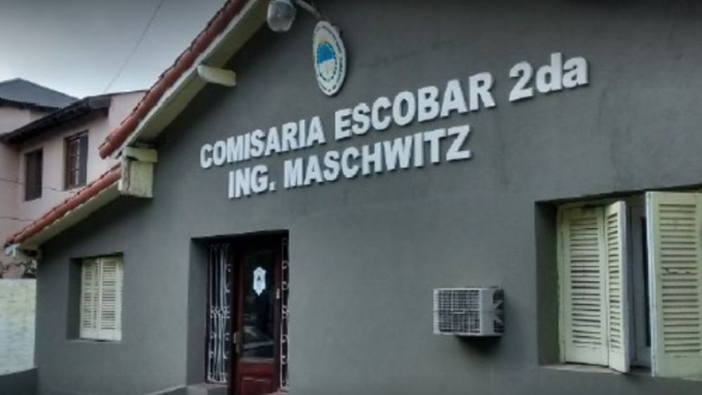 Efectivos policiales de la comisaría de Ingeniero Maschwitz buscan al autor del asesinato.