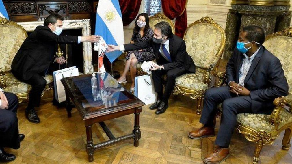 Sergio Massa, junto Luis Cubeddu y al resto de los integrantes de la misión del FMI.
