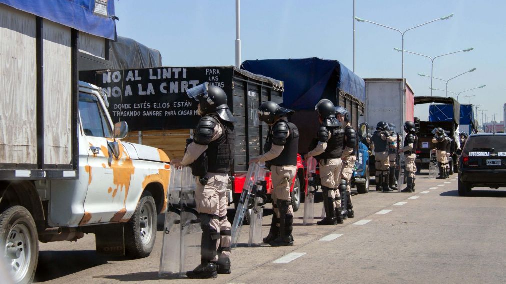 La protesta generó un caos de tránsito en el Puente Pueyrredón (Télam).