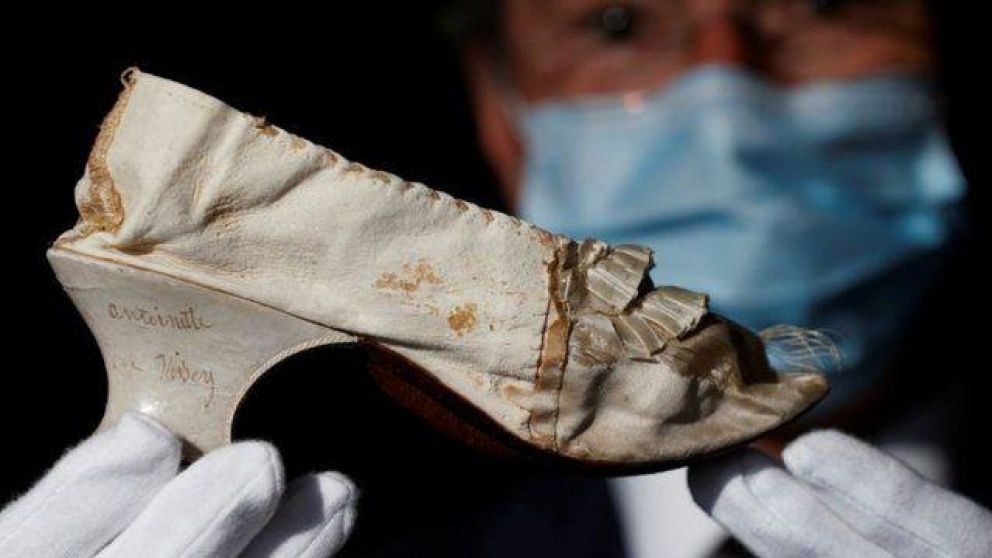 Subastaron el zapato de María Antonieta en más de 50 "lucas verdes".