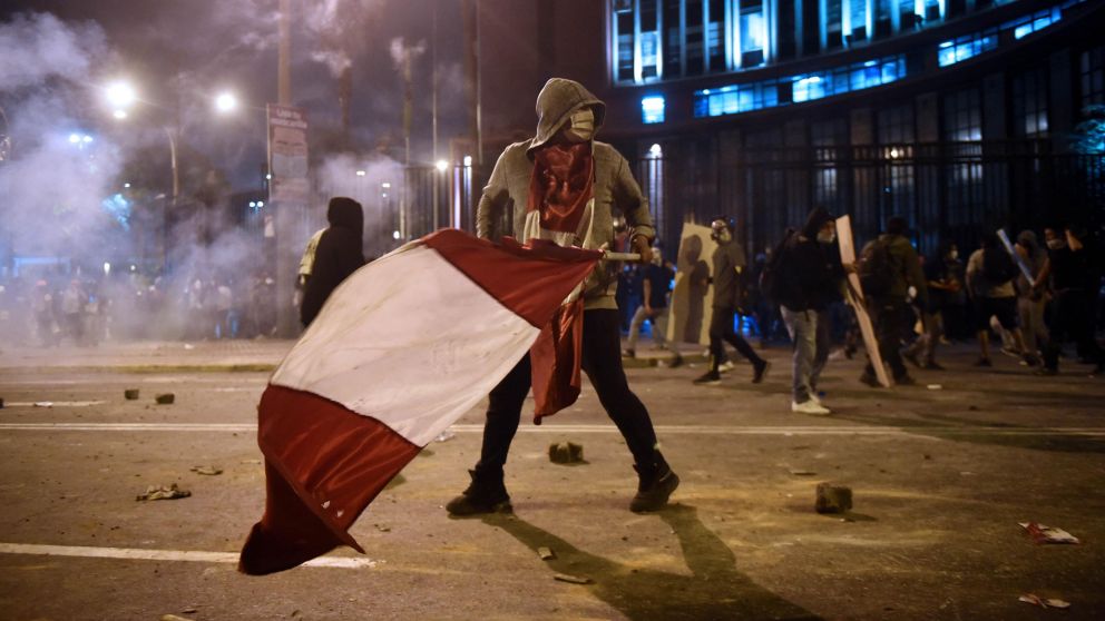 Perú salió a la calle en protesta contra la destitución del presidente Vizcarra.