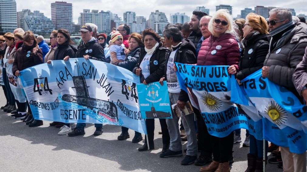 Familiares de los tripulantes participaron de la ceremonia. (Télam)
