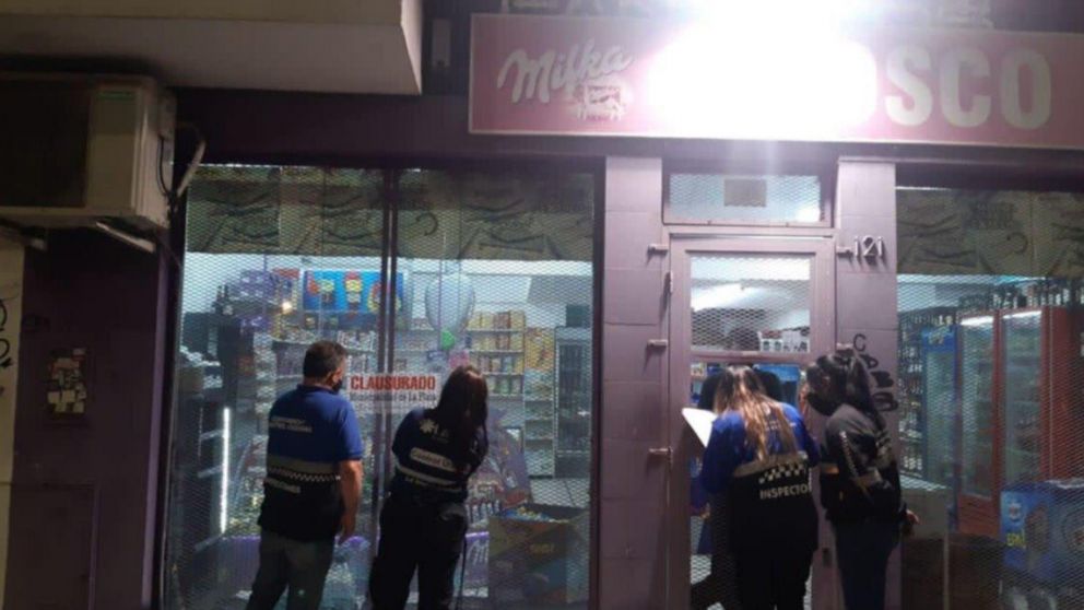 La policía cerró kioscos de La Plata que vendían alcohol fuera de horario.