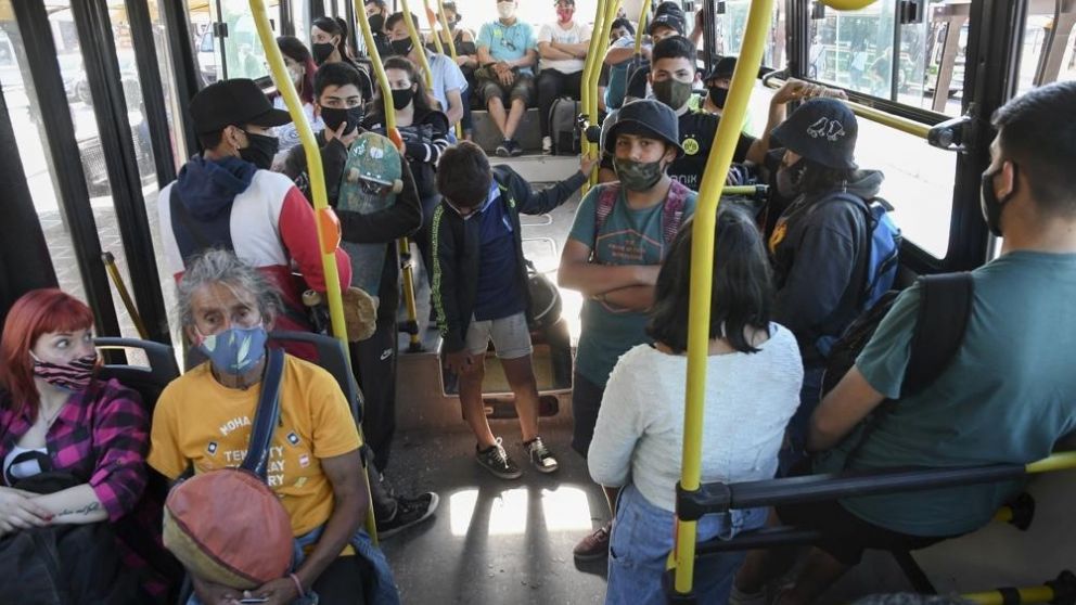 Cada vez son más las personas que circulan por AMBA (Télam).