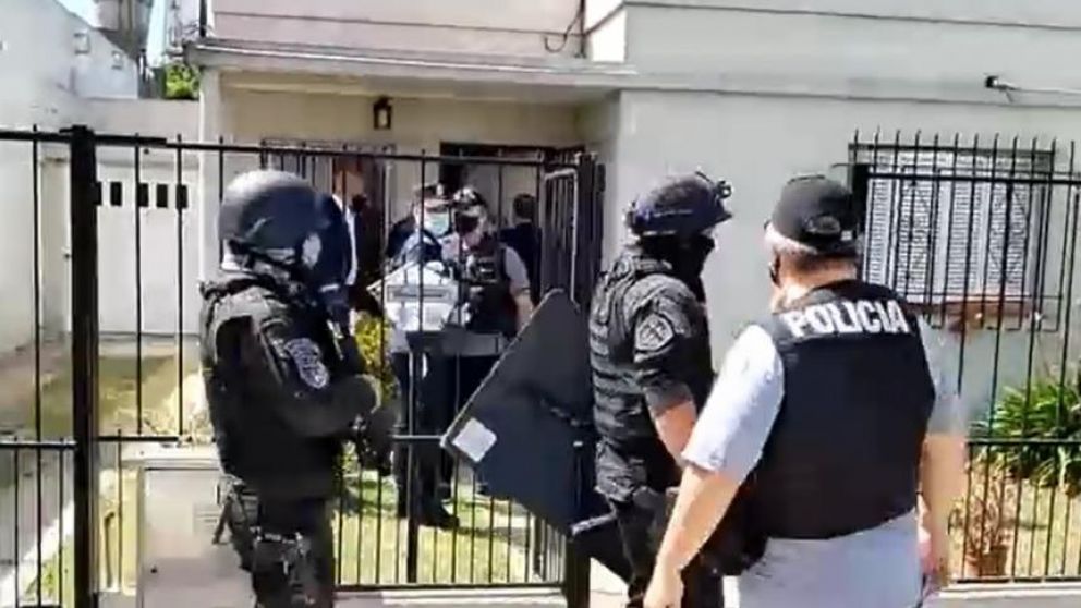 Una ex empleada mostró en la redes fotografías con las residente atadas y acostadas en pésimas condiciones de higiene