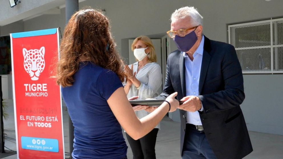 Alumnos de escuelas de gestión estatal de Tigre recibieron más de 1600 netbooks.