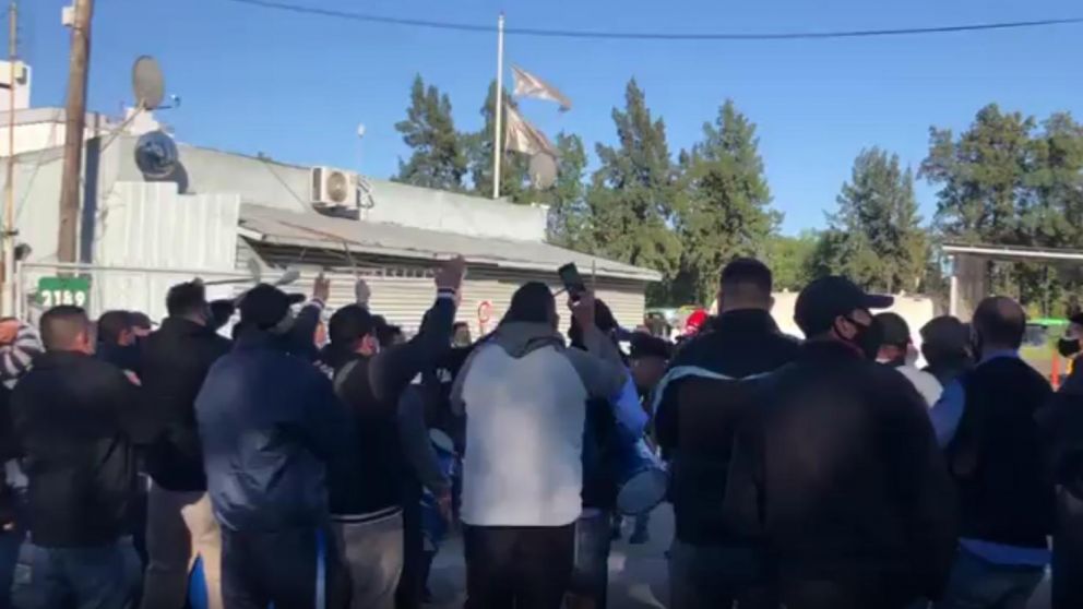 Trabajadores de la línea 145 protestan en Camino Negro. (Captura video)