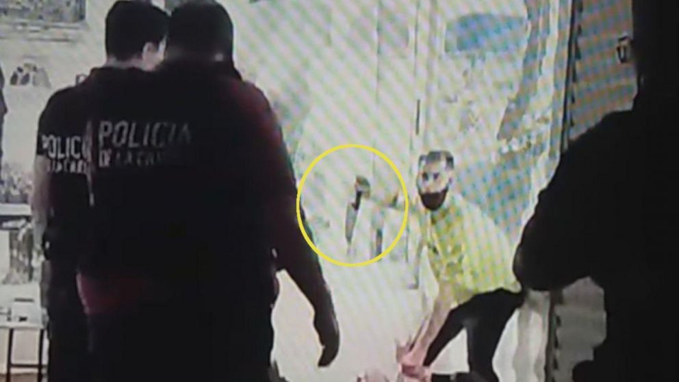 Sebastián Damián Villarreal fue detenido mientras atacaba a las bailarinas (Captura).
