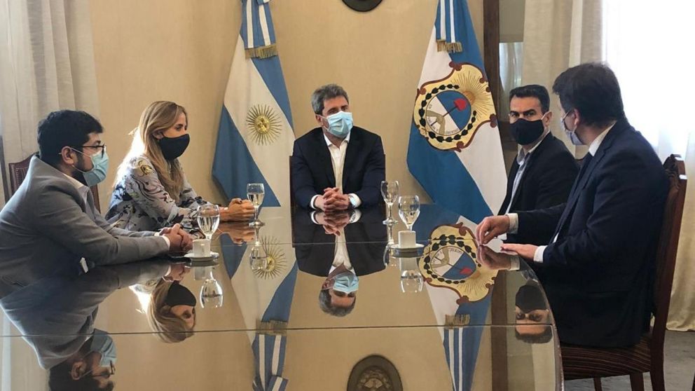 La titular del Consejo de Coordinación de Políticas Sociales, Victoria Tolosa Paz, junto al gobernador de San Juan, Sergio Uñac.