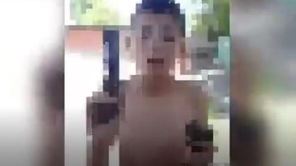En el video se lo ve armado y tirando disparos al aire. (Captura de video)