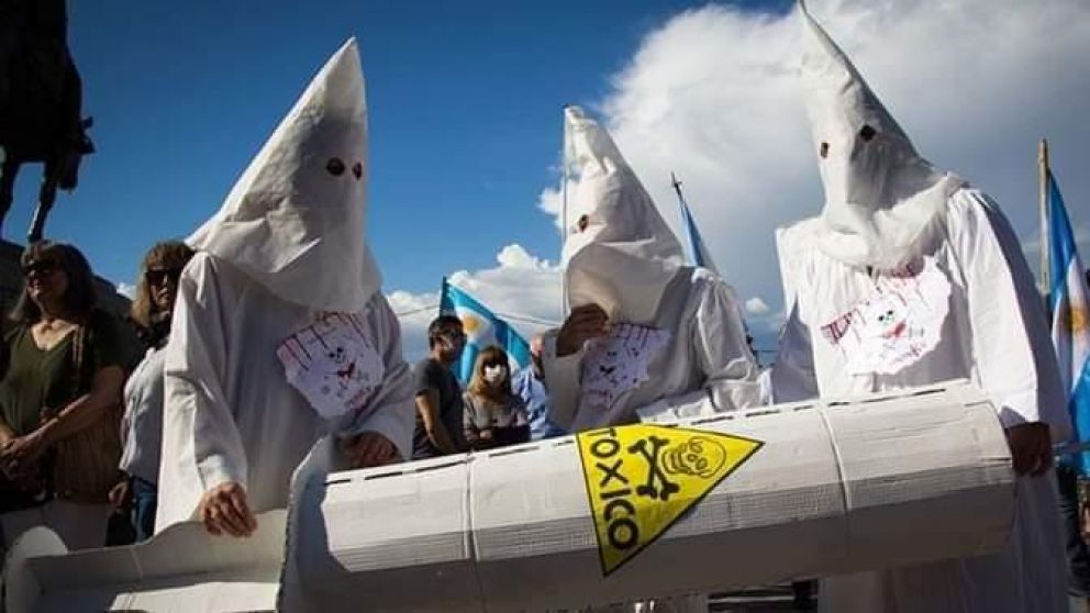 Así el grupo disfrazado asistió al banderazo "8N" en Bariloche.