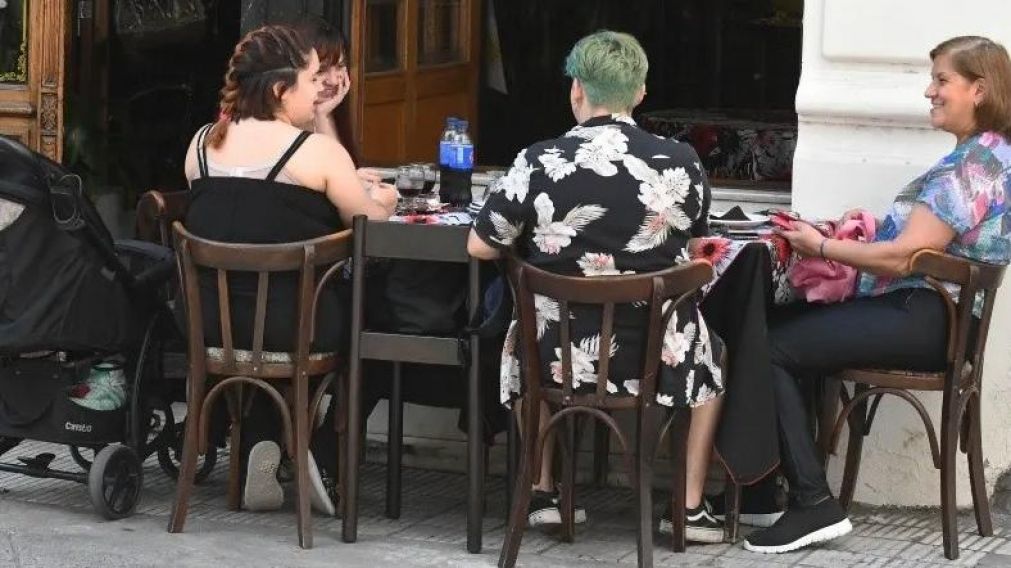 En la provincia, restaurantes y bares en el interior con aforo desde este lunes (Crónica - Carlos Ventura)