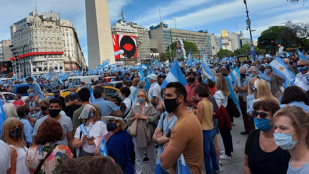 Miles de manifestantes de acercaron al Obelisco a expresar su descontento.