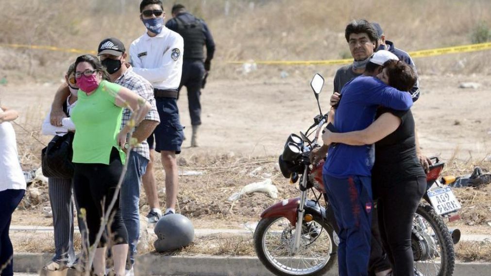 Con profundo dolor, familiares reconocieron el cuerpo de Marisol Bustos en el lugar donde la hallaron.