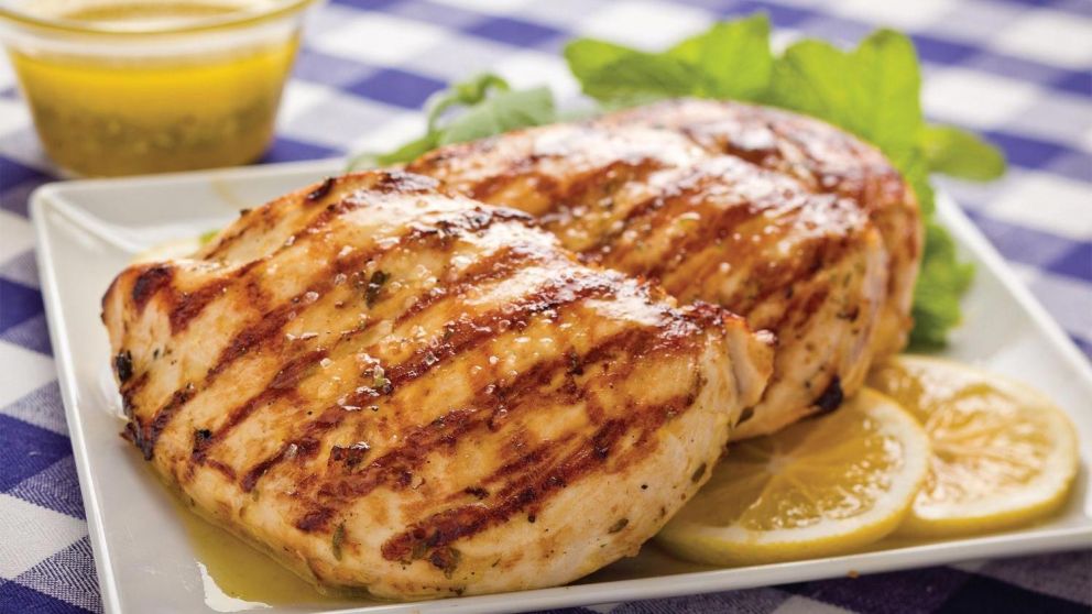 La comida favorita del joven accidentado son los filetes de pollo.