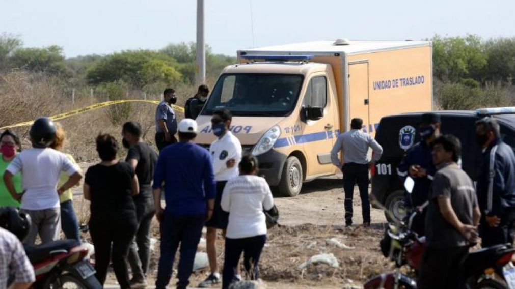 Allegados y familiares de Marisol Bustos, en el lugar donde hallaron su cuerpo en Santiago del Estero.