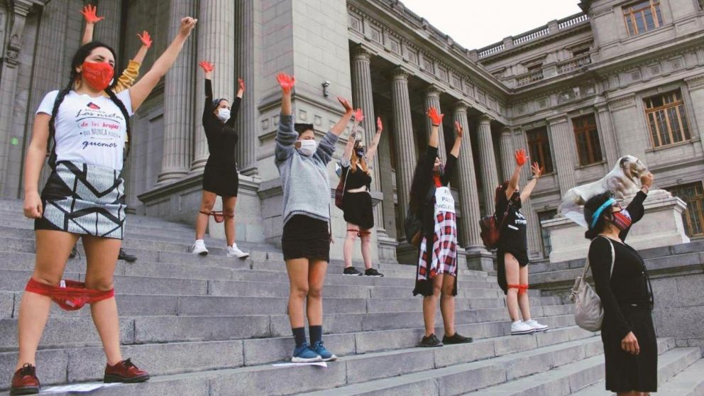 Activistas peruanas marcharon por la decisión (Twitter).