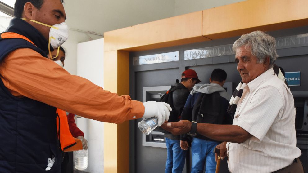 Los cajeros con protocolo sanitario (Cr�nica/Pablo Vill�n).