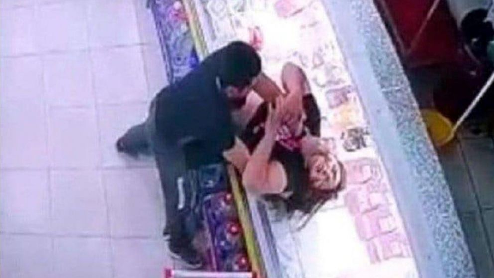 El agresor estaba fuera de control. (Captura de video)