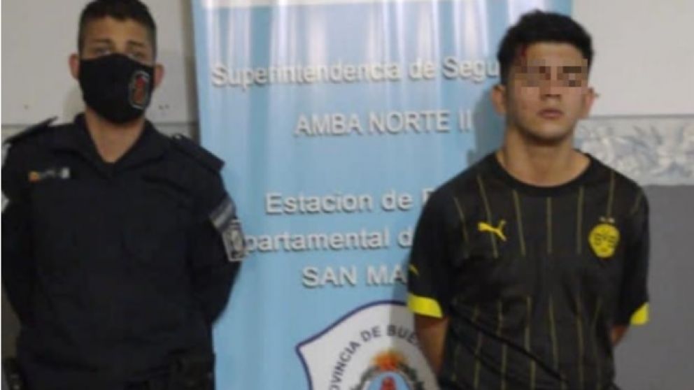 Este es el criminal, de 17 años, que fue apresado en Villa Lynch por los efectivos policiales.