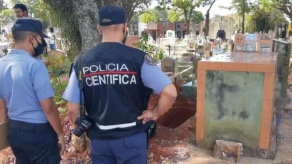 La Polic�a investiga qu� ocurri� en el cementerio (El Territorio).