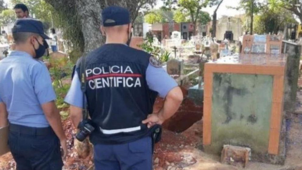 La Policía investiga qué ocurrió en el cementerio (El Territorio).