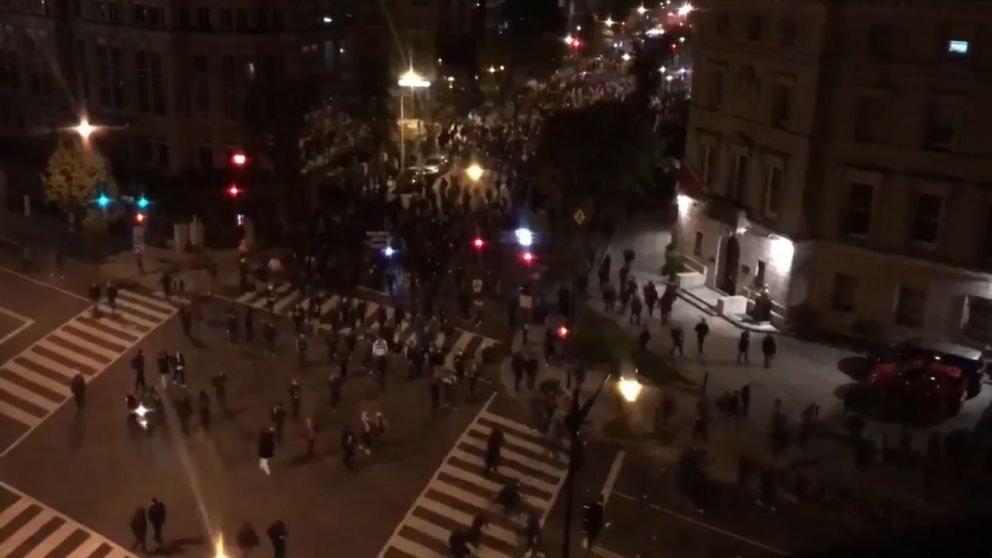 Dos personas fueron detenidas durante la protesta en la plaza Black Lives Matter de Washington (Captura).