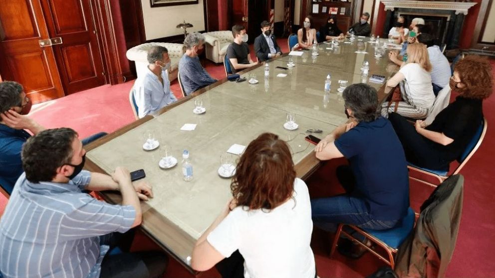 Kicillof y Costa recibieron en La Plata a representantes del sector teatral.